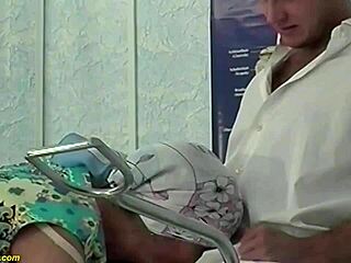 Eine haarige Großmutter wird von ihrem geilen Arzt im Krankenhaus hart gefickt