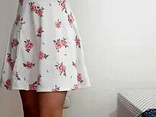 A mini-saia e o corpo perfeito de uma estudante morena excitam-me