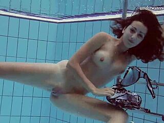 Sima Lastova, seksikäs eurooppalainen nainen, nauttii vedenalaisesta ilosta