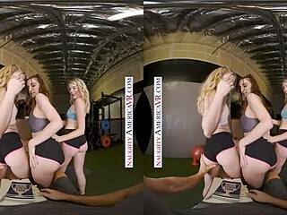 Drie jonge en fitte meisjes, Snow Harlow West en Nikki Sweet, tonen hun waardering voor het harde werk van hun persoonlijke trainers