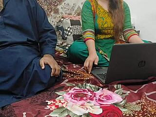 พี่เลี้ยงชาวปากีสถานจับน้องสาวชาวอินเดียดูหนังโป๊บนแล็ปท็อป แล้วพาเธอไปคุยโป๊ที่บ้านของเขา