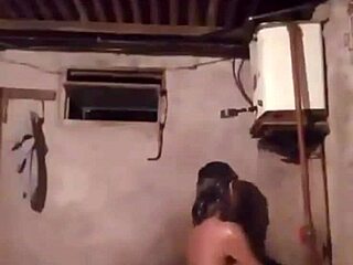 Video lucah amatur: Lucia Beatriz Pealozas mandi sensual dengan pasangannya lelaki