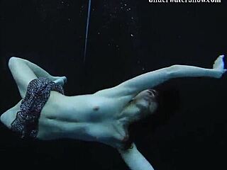 Adrianas erotische solo sessie in het zwembad