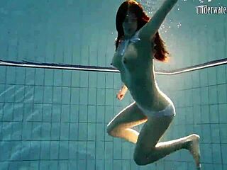 Andrea, den tonåriga brunetten med stora bröst, njuter av att bada i poolen