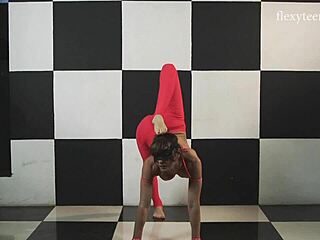 Sofia Gnutova, en flexibel ballerina, visar upp sina små bröst i röda byxor