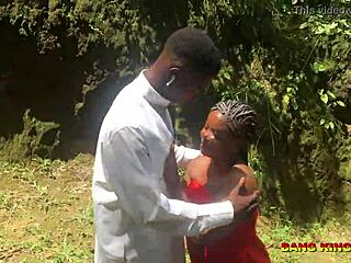 Africká dedinská dievčina s prirodzenými prsiami a mokrou vagínou v plnom videu na xvideo red