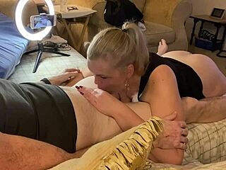Jenna Jaymes, la star du porno amateur blonde, offre à son admirateur une surprise d'anniversaire avec une gorge profonde et une baise