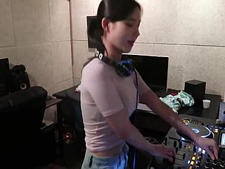 Asiatisk idrottsgrupp blir stygga i DJ-träningsrummet