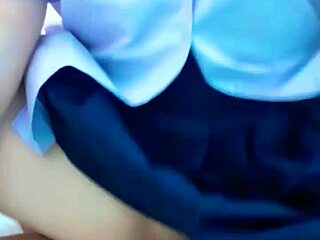 En ung thailändsk student får sin trånga fitta knullad av en väns hårda kuk i den här hemlagade videon