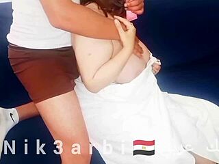 Египетская мама-любитель Рами получает массаж своих больших естественных сисек от друга своего сына