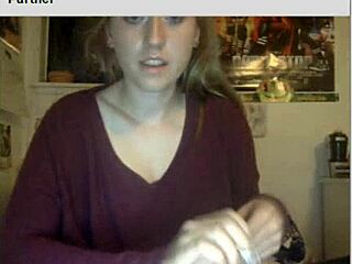 Eine heiße Teenagerin zeigt ihren engen Hintern vor der Webcam für die Fans