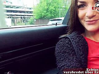 O tânără germană cu sâni mici este ridicată și futută în mașină în timpul unei întâlniri sexuale publice