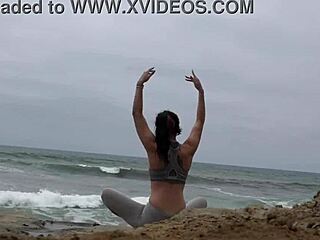 Stretching och sträckning med en strandtjej