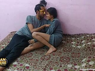 Upphetsad indisk tonåring slickar och knullar sin älskares fitta medan hon stönar av njutning