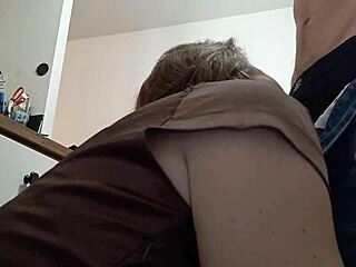 В домашнем видео французской пары представлена блондинка в атласных трусиках, которая грязно болтает во время секса