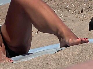 مشاهدة مقربة لأقدام عارية مذهلة على الشاطئ