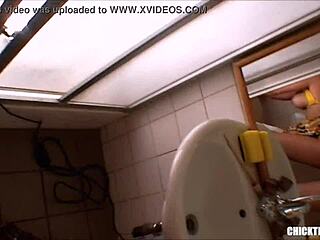 Prietena britanică cu sânii mari primește o păsărică rapidă în toaletă