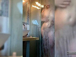 Vzrušená mama s veľkým zadkom masturbuje sa v sprche