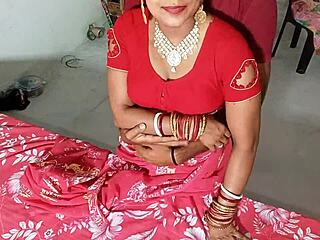 Индијска тетка је заведена на балкону за секс