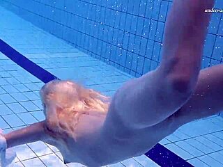 Elena Proklova, seorang wanita Rusia yang menarik, berenang telanjang di dalam kolam renang