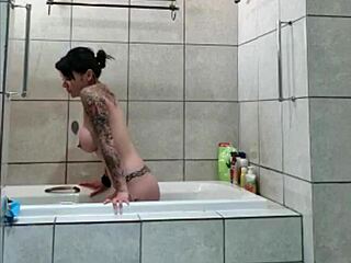 Stegsøster med tatoveringer tar et lurt bad på skjult kamera