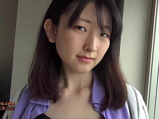 34-годишната възбудена азиатка става непослушна
