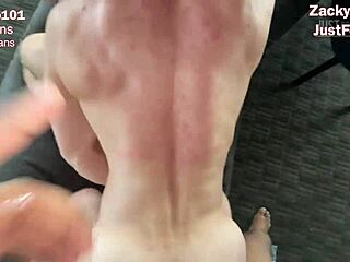 Seorang lelaki kulit putih berotot dengan punggung besar mendapat lubang ototnya yang ketat diregangkan oleh zakar hitam yang besar dalam 3some yang panas