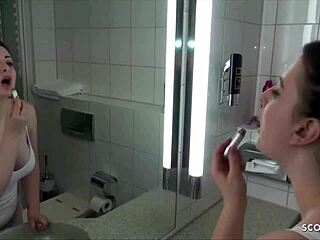 Un demi-frère et une demi-soeur allemands se livrent à des relations sexuelles tabous dans la salle de bain