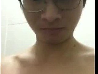 Pria Asia dengan penis besar menikmati mandi