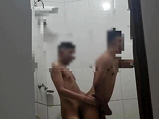 Noví gayové zkoumají své sexuální touhy v koupelně