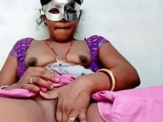 Истинска индијска жена се маскира и прсти у домаћем видеу