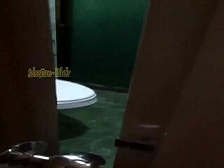 Madrastra mexicana con trasero grande atrapa a su hijastro masturbándose en el baño