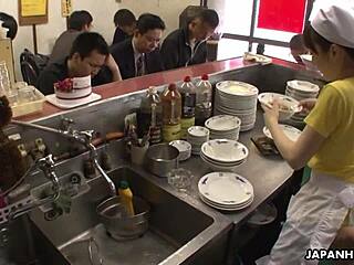 Pedepsirea pizdei într-un restaurant oriental cu japonezi amatori