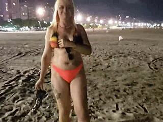 Gözaltı kameraları, sahilde yaramaz bir sarışın kızın hareketlerini yakaladı