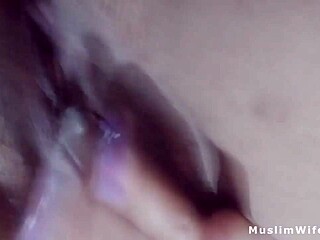 Mãe árabe quente em hijab se masturba e goza na webcam