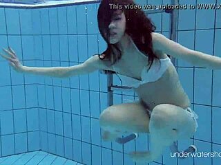 Plezier in het openbaar zwembad: Roxalana's strakke kutje wordt tentoongesteld