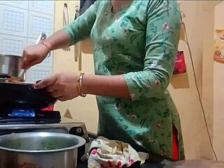 Iso perseinen intialainen vaimo nussitaan ruoanlaitossa