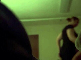 Un cocoș negru mare domină într-un masaj de cameră spion