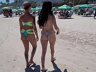 Brasiliansk babe tar på sig två killar på stranden