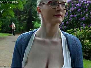 Veľké prirodzené prsia odhalené na verejnosti