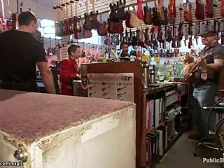 奇特的BDSM场景,绑定的顺从者在吉他店里被肛交