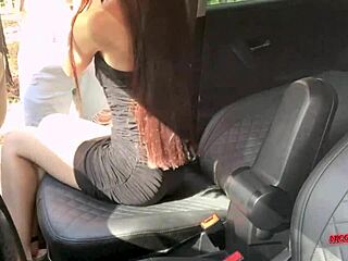 차 안에서 뒤에서와 카우걸 섹스하는 POV 비디오