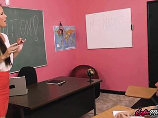 סופי מארי, מורה מבוגרת, מקבלת חדירה כפולה בכיתה שלה