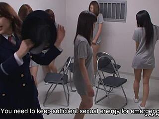 Japanse schoolmeisjes krijgen in het geheim een anale training