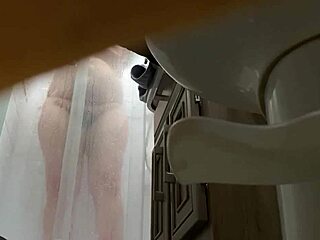 La esposa embarazada muestra su coño peludo en la ducha del RV
