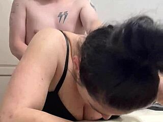 Ένα ζευγάρι ερασιτεχνών εξερευνά το στοματικό σεξ από πίσω με μεγάλα βυζιά