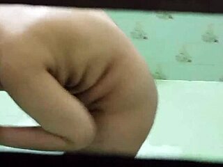Wulpse Pakistaanse vriendin baadt onder de douche