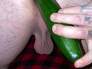 Enorme komkommer penetreert strakke kont