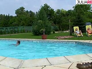 Anna és mostohatestvére csatlakozik két bi sráchoz a medence melletti szórakozásra