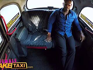 लेक्सी स्वीट एक नकली टैक्सी में एक बड़े काले लंड का आनंद लेती है।